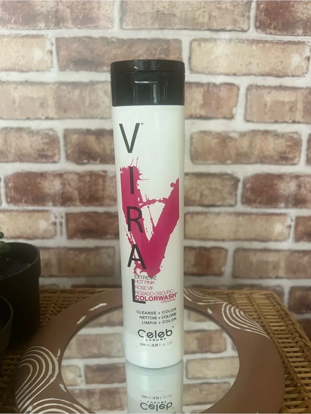 VIRAL Celeb Luxury Extreme Hot Pink Colorwash Shampoo - Pink